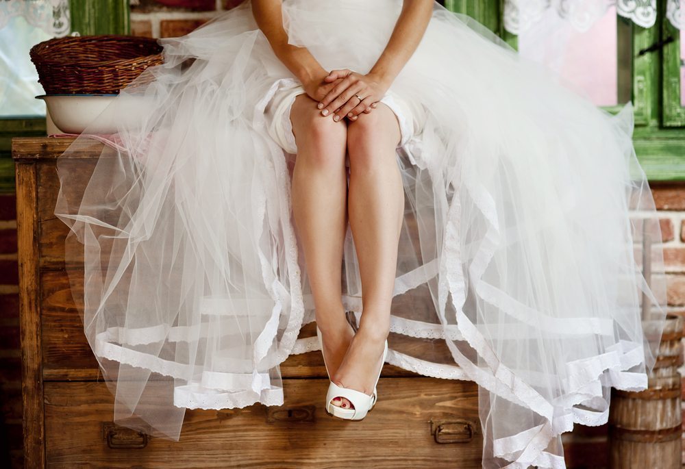 Ноги в свадебном платье